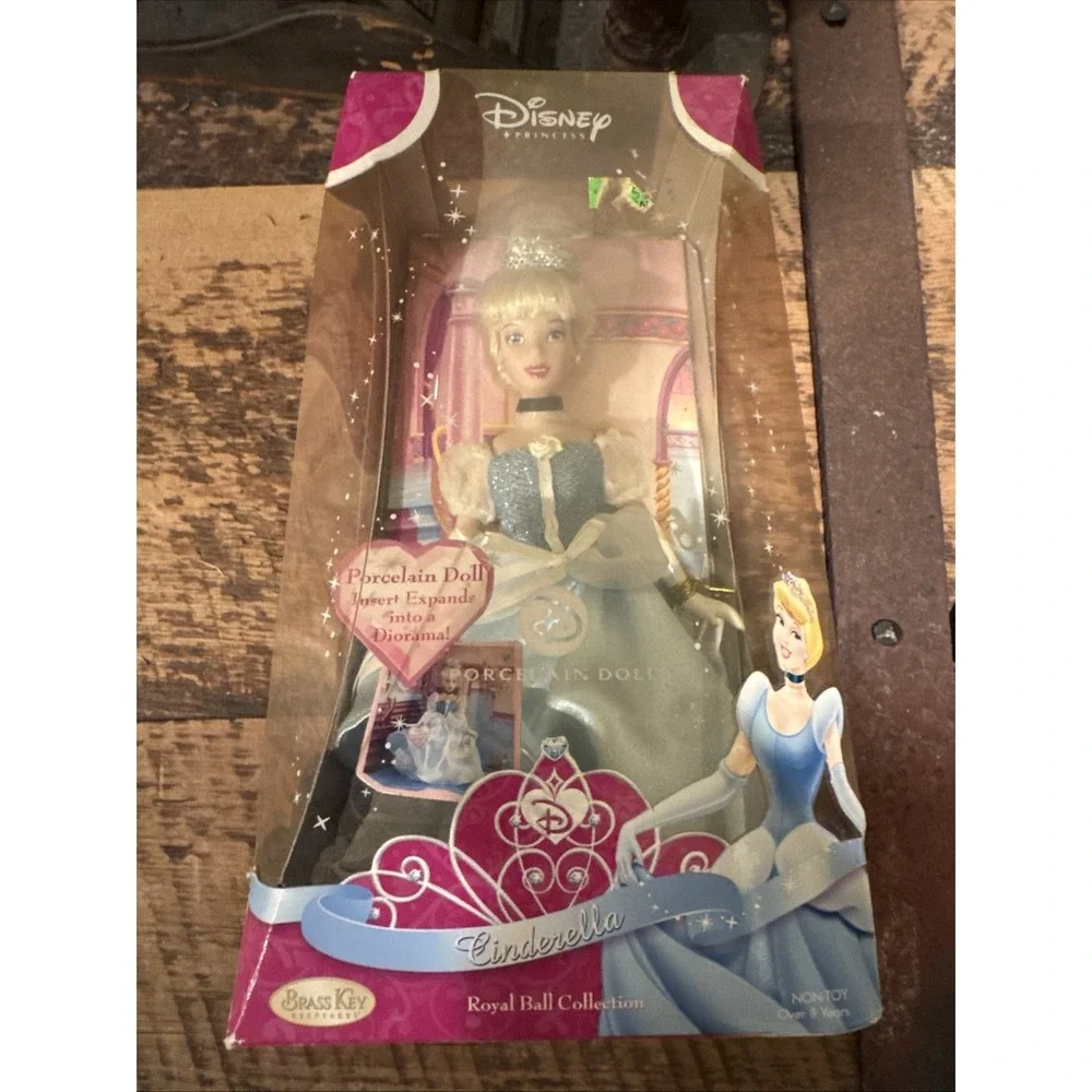 DISNEY‎ Royal Ball CINDERELLA SMALL DOLL Brass Key Keepsake 2007